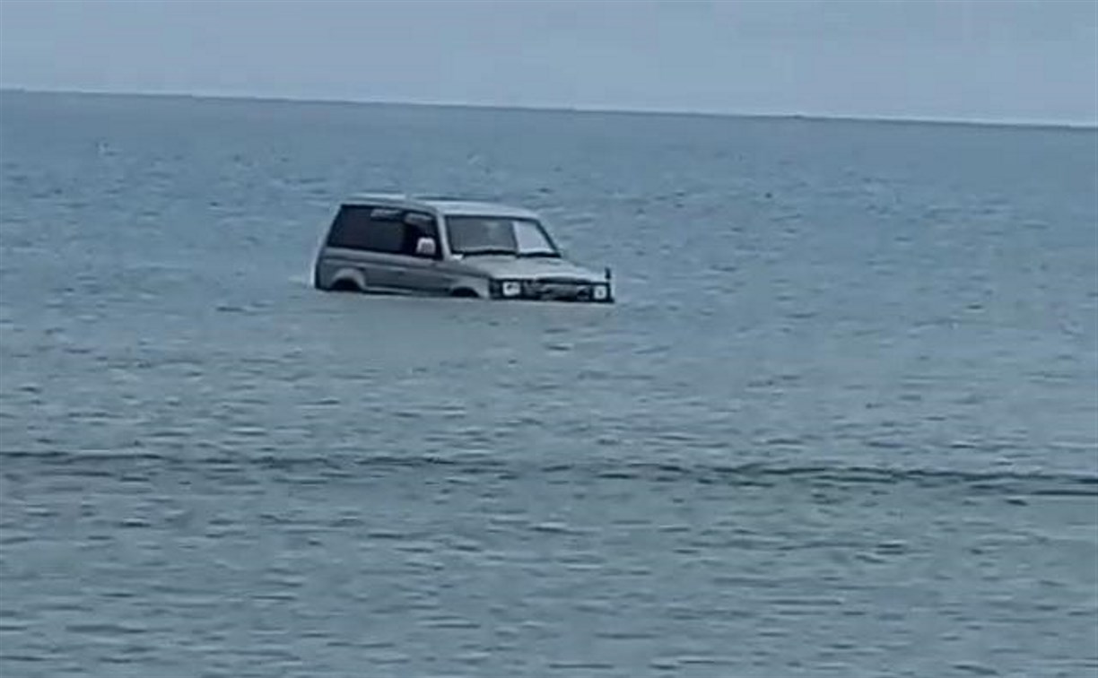 Mitsubishi Pajero оказался в море в районе Охотского