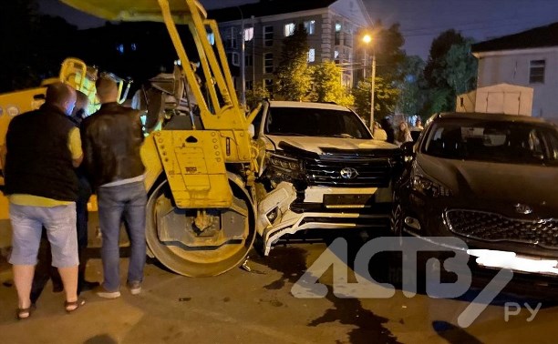 Очевидец: школьники в Южно-Сахалинске дважды угоняли каток и снесли четыре автомобиля