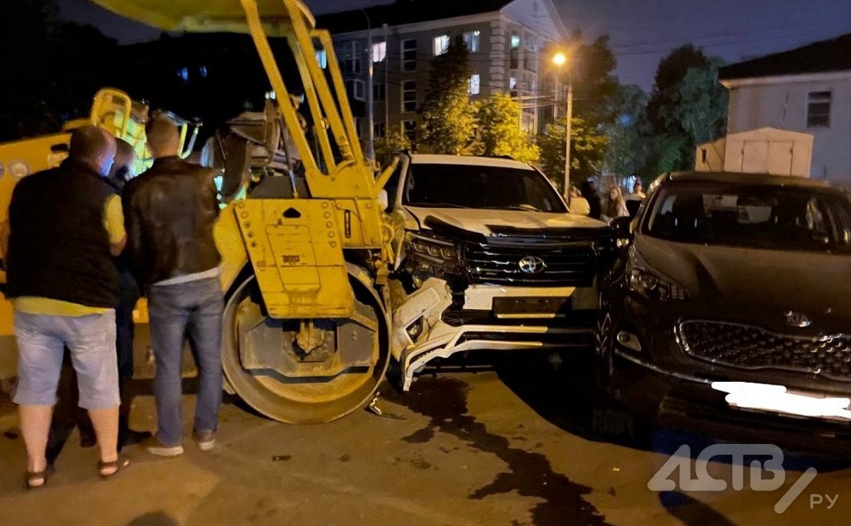 Очевидец: школьники в Южно-Сахалинске дважды угоняли каток и снесли четыре автомобиля