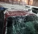 Наледь упала с крыши дома на автомобиль в Корсакове