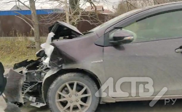 Автомобиль Toyota Aqua разбили в ДТП в Южно-Сахалинске