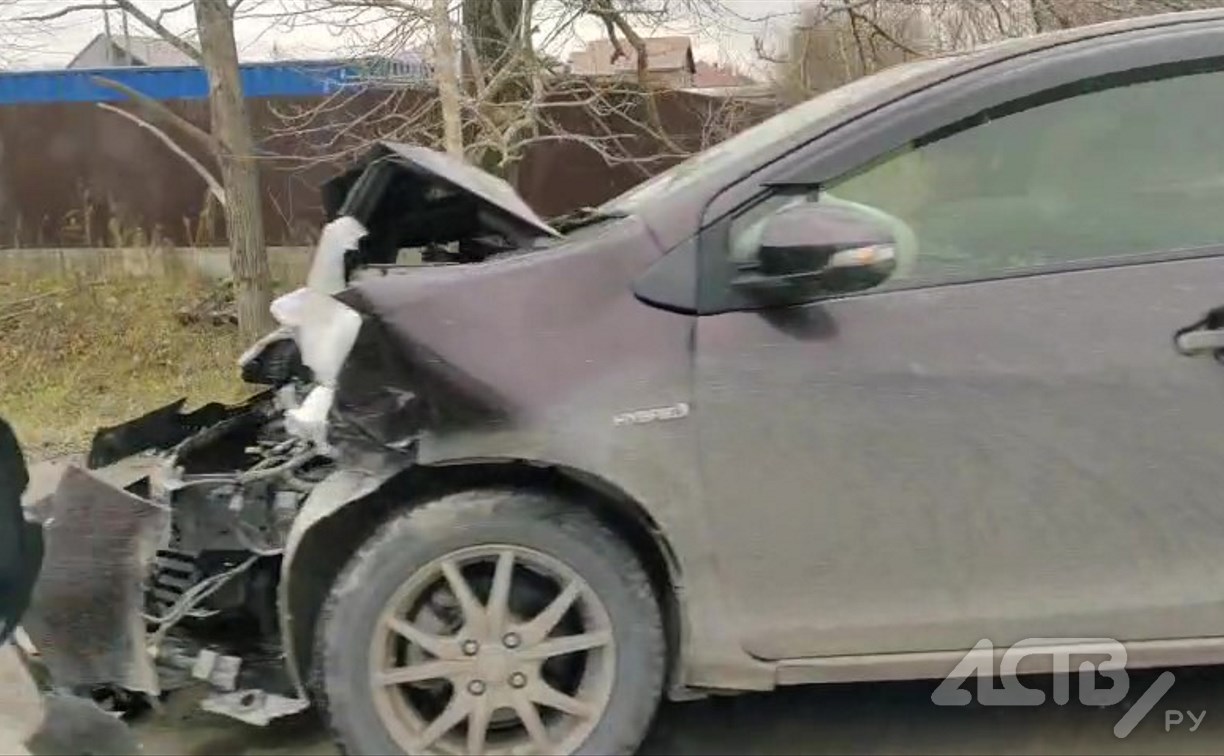 Автомобиль Toyota Aqua разбили в ДТП в Южно-Сахалинске