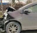 Автомобиль Toyota Aqua разбили в ДТП в Южно-Сахалинске