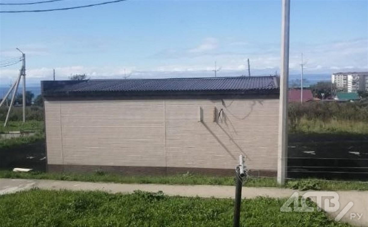 В Корсакове снесли детскую площадку и установили на ее место торговый ларек 