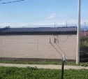В Корсакове снесли детскую площадку и установили на ее место торговый ларек 