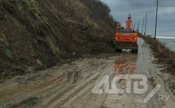 Последствия схода селя на дороге Холмск-Невельск: проезд есть