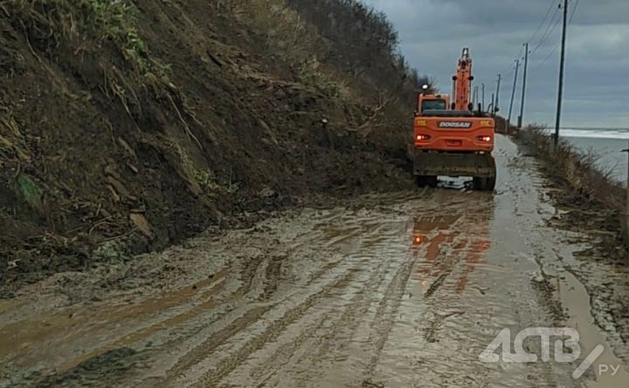 Последствия схода селя на дороге Холмск-Невельск: проезд есть