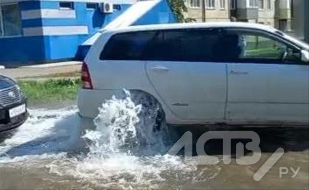 Горячая вода заливает дорогу в Южно-Сахалинске