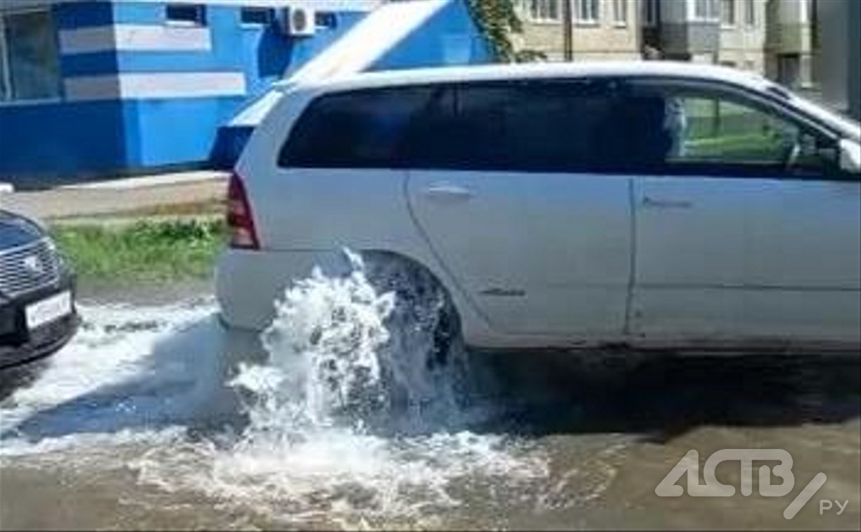 Горячая вода заливает дорогу в Южно-Сахалинске