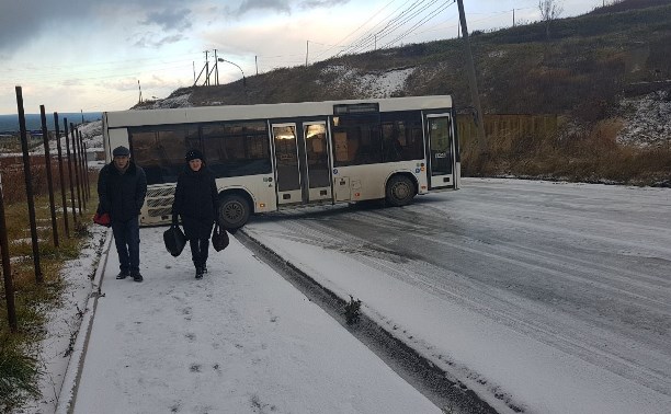 Рейсовый автобус не справился с гололедом в Холмске