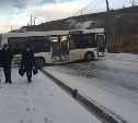 Рейсовый автобус не справился с гололедом в Холмске