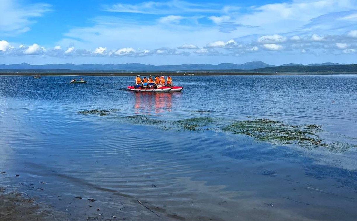 "Они ещё и из бокалов пьют": сахалинцы бесцеремонно обсудили туристов на озере Буссе