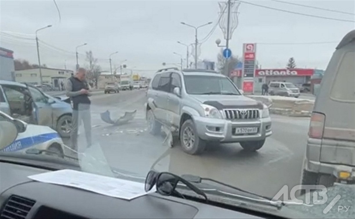 Из-за ДТП с участием внедорожника и седана часть дороги в Южно-Сахалинске оказалась перекрыта 