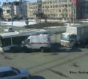 Как скорая в Южно-Сахалинске врезалась в автобус: видео момента столкновения