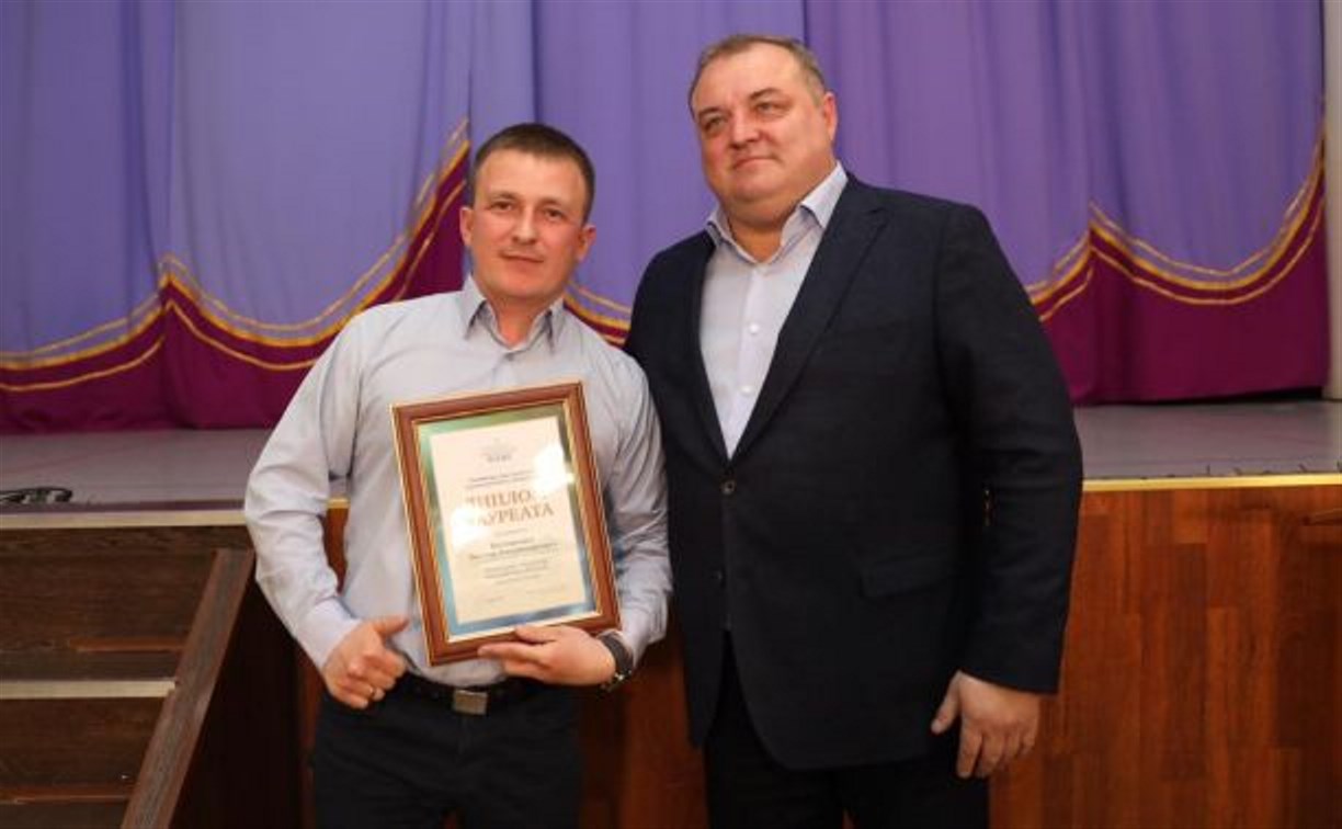 Учителю физкультуры школы Красногорска вручили награду "Сахалинского маяка"