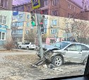 "Лексус" врезался в светофорный столб в Южно-Сахалинске