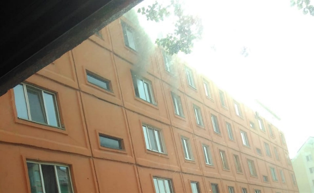 Пожар на четвертом этаже жилого дома потушили в Южно-Сахалинске