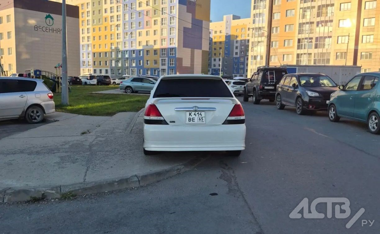 В Анивском районе автомобиль Toyota Mark II "повис" на тротуаре