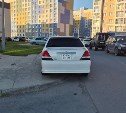В Анивском районе автомобиль Toyota Mark II "повис" на тротуаре