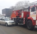 Легковушка столкнулась с пожарной автолестницей в Южно-Сахалинске