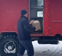 Свежий хлеб в отдаленные районы Южно-Сахалинска развозят спасатели на спецтехнике