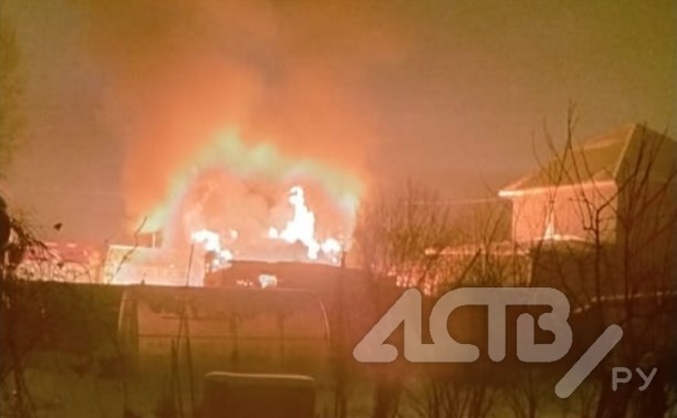 Частный дом в Южно-Сахалинске полностью охватило огнем