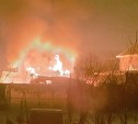 Частный дом в Южно-Сахалинске полностью охватило огнем