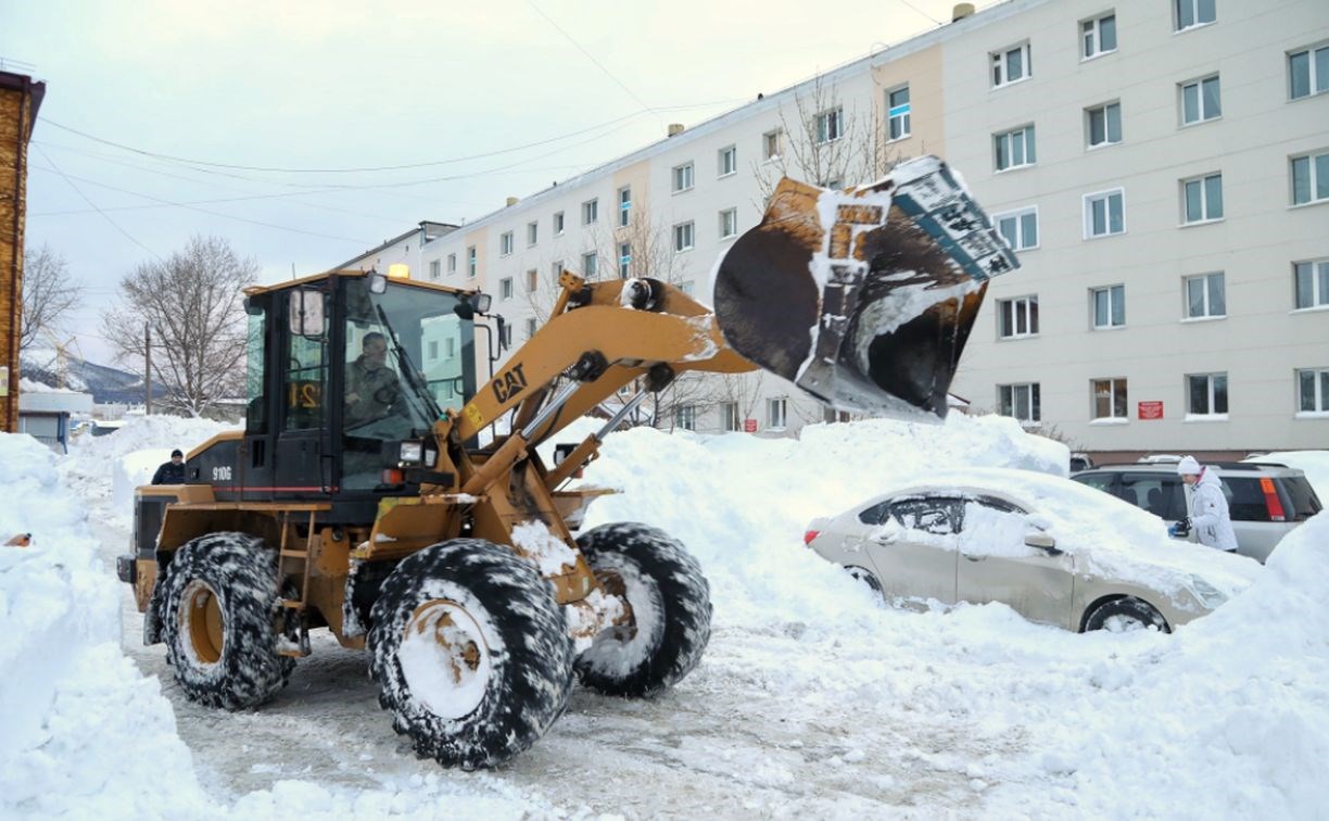 В Южно-Сахалинске из-за снега полностью закрывают участок улицы Поповича