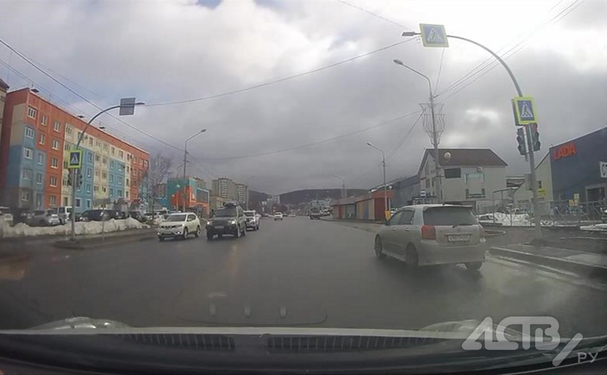 Могло кому-то стоить жизни: автомобиль промчался на красный через "зебру" в Южно-Сахалинске