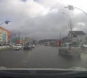 Могло кому-то стоить жизни: автомобиль промчался на красный через "зебру" в Южно-Сахалинске