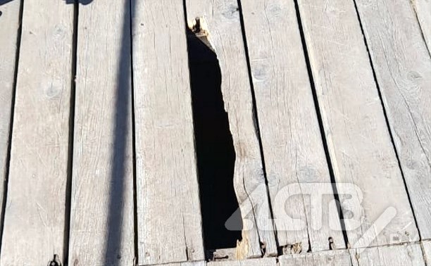 В парке Южно-Сахалинска прохудился мост, есть опасность провалиться в дыру ногой