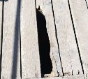 В парке Южно-Сахалинска прохудился мост, есть опасность провалиться в дыру ногой
