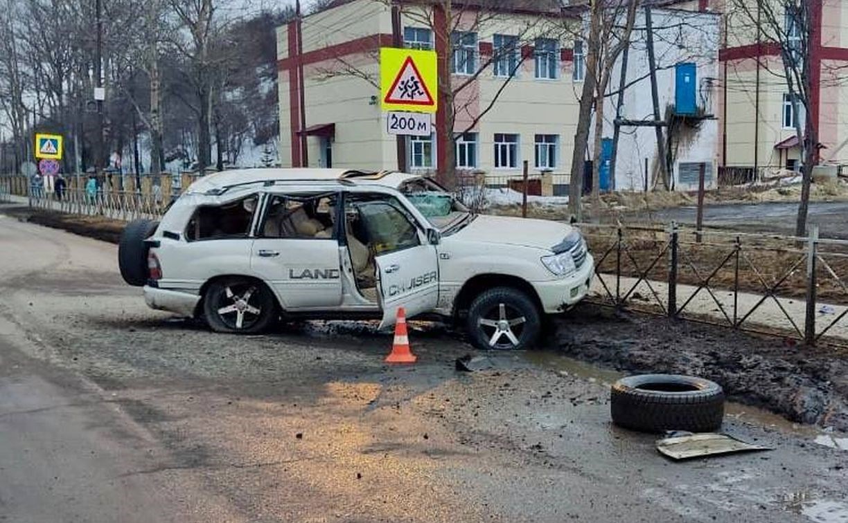 Женщина за рулём Toyota Land Cruiser устроила ДТП в Углегорске