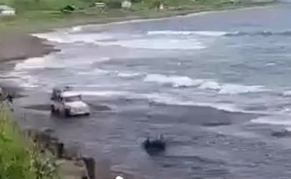 Сахалинцы утопили квадроцикл, нарезая круги около реки Красноярки