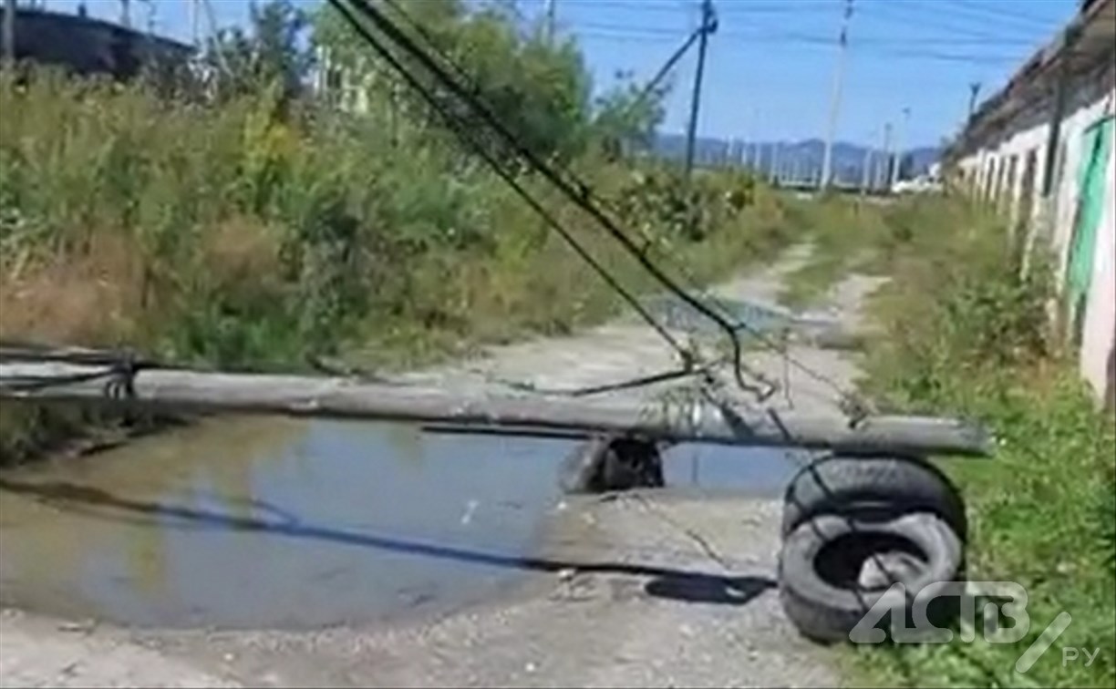 В Южно-Сахалинске до сих пор не убрали столб, рухнувший от "Хиннамнора"