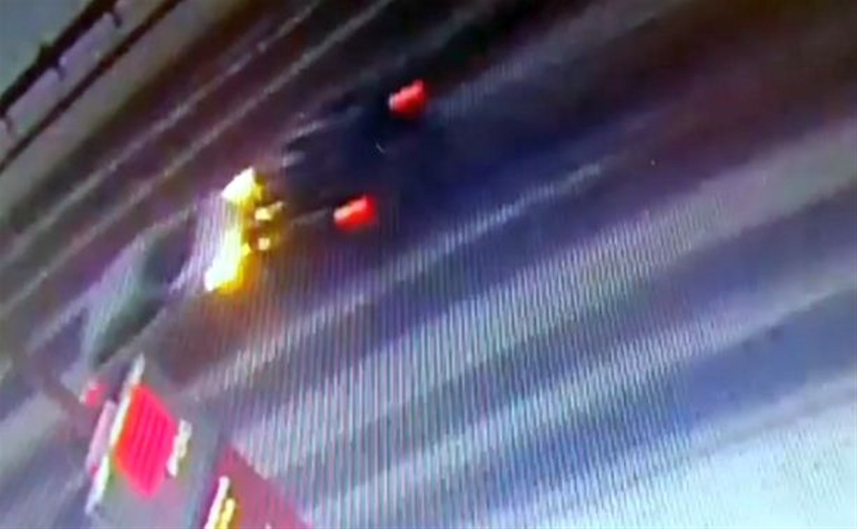 В сети появилось видео лобового столкновения авто в Южно-Сахалинске