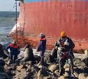 Китайский экипаж с севшего на мель на Сахалине судна изолировали