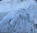 Ледяная глыба с крыши разбила козырёк крыльца дома в Луговом