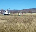 Парашютисты и десантники практиковали спуски с Ми-8 на аэродроме в Тымовском районе