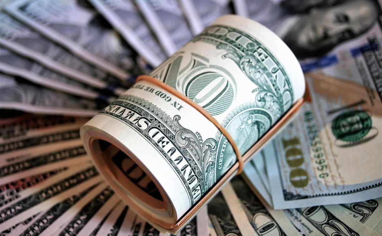 Курс доллара упал ниже 67 рублей