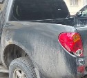 Неизвестный врезался в Mitsubishi L200 и скрылся с места ДТП в Южно-Сахалинске