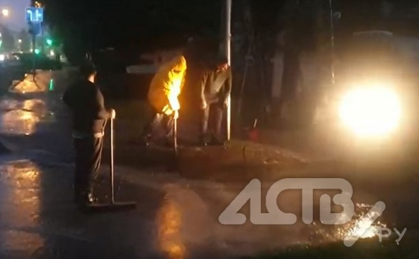 В Южно-Сахалинске заставят переделать дорожку, которую подрядчик закатал асфальтом в дождь
