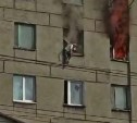 Очевидцы: ребёнок, спасаясь от огня в Холмске, прыгнул из окна с самокатом