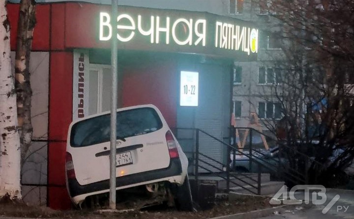 Toyota Probox аварийно "припарковался" у крыльца алкомаркета в Южно-Сахалинске
