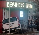 Toyota Probox аварийно "припарковался" у крыльца алкомаркета в Южно-Сахалинске