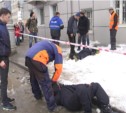 Два иностранца упали с крыши дома в Южно-Сахалинске (ФОТО)