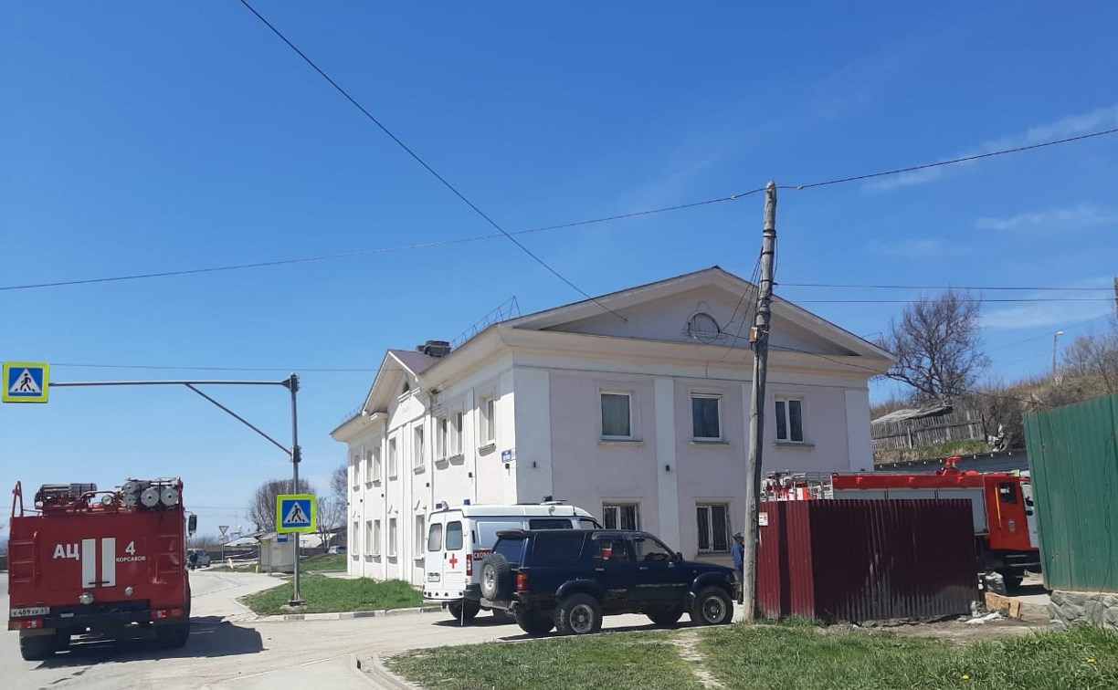 Пожар в жилом двухэтажном доме тушат в Корсакове