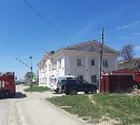 Пожар в жилом двухэтажном доме тушат в Корсакове