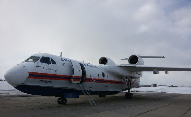 Самолет Бе-200 МЧС России доставит спасенных моряков и их родственников с Сахалина во Владивосток