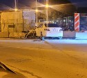 "Водителя увезли на скорой": автомобиль врезался в ограждение моста в Южно-Сахалинске